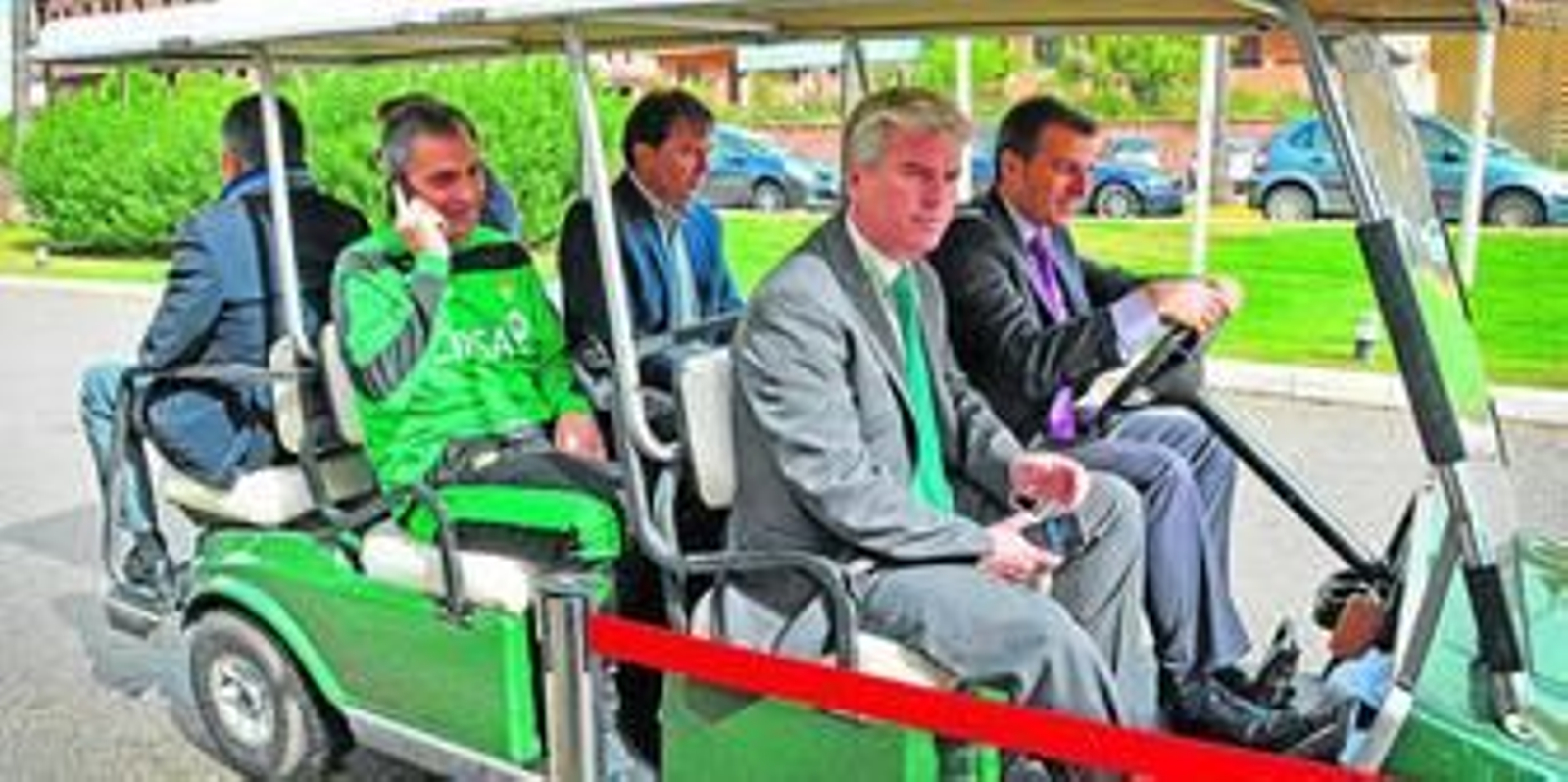 Miguel Guillén, acompañado de Víctor Antequera, Vlada Stosic, Rafael Gordillo y José Antonio Bosch, montados en un buggy conducido por el director del hotel, Ignacio Martín.