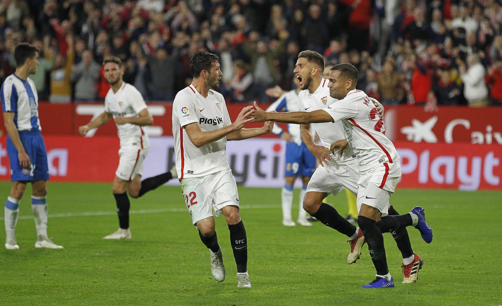 Franco Vázquez, Carriço y Mercado corren hacia el centro del campo tras el 1-1, con Sergi Gómez al fondo.