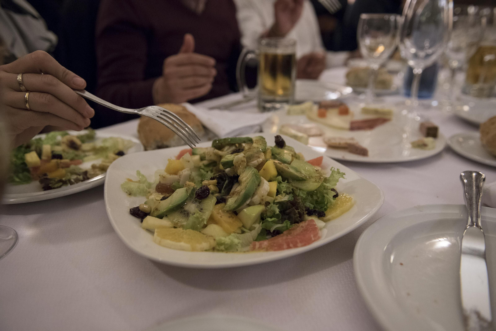 Varios comensales en un almuerzo de empresa por Navidad.