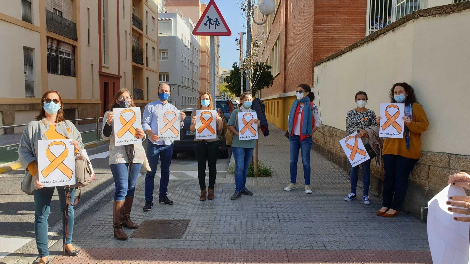 Profesores del colegio San Vicente de Paúl concentrados en el exterior del centro.