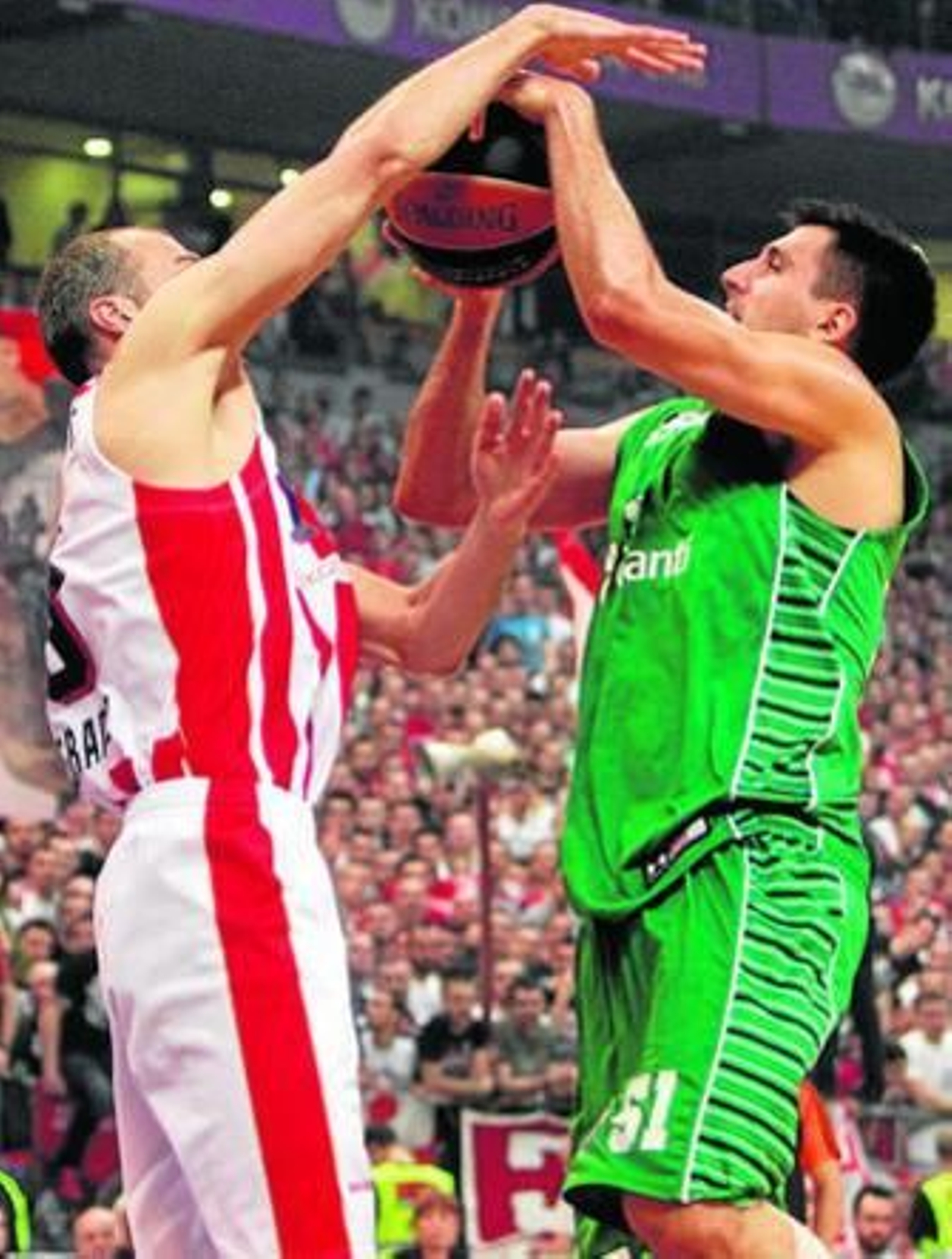 Milko Bjelica, taponado por Simonovic.