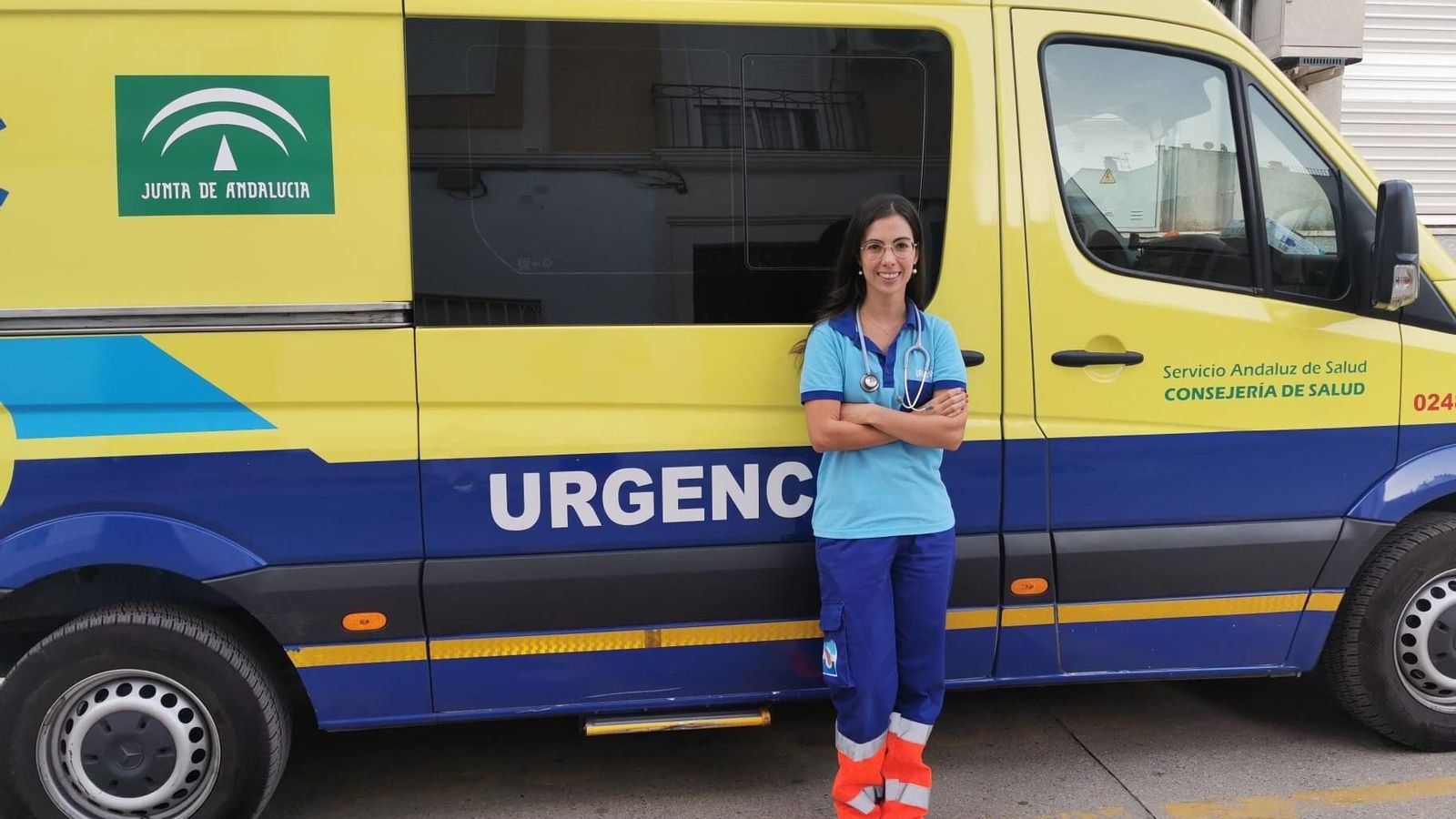 María Dolores Spínola, delante de la ambulancia con la que cuentan. María Dolores Spínola, delante de la ambulancia con la que cuentan.