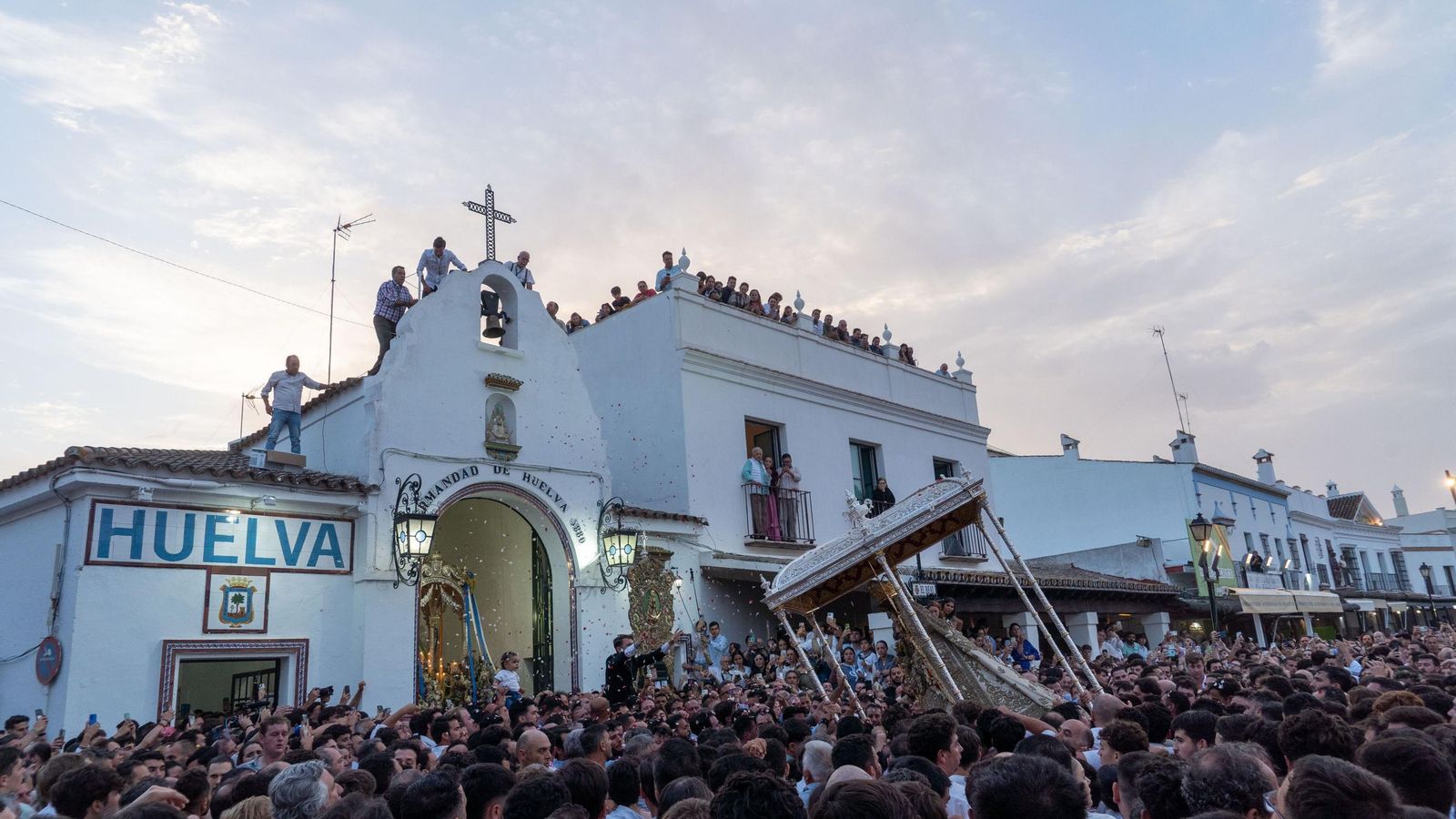 La Virgen del Rocío a las puertas de la Hermandad de Huelva. La Virgen del Rocío a las puertas de la Hermandad de Huelva.