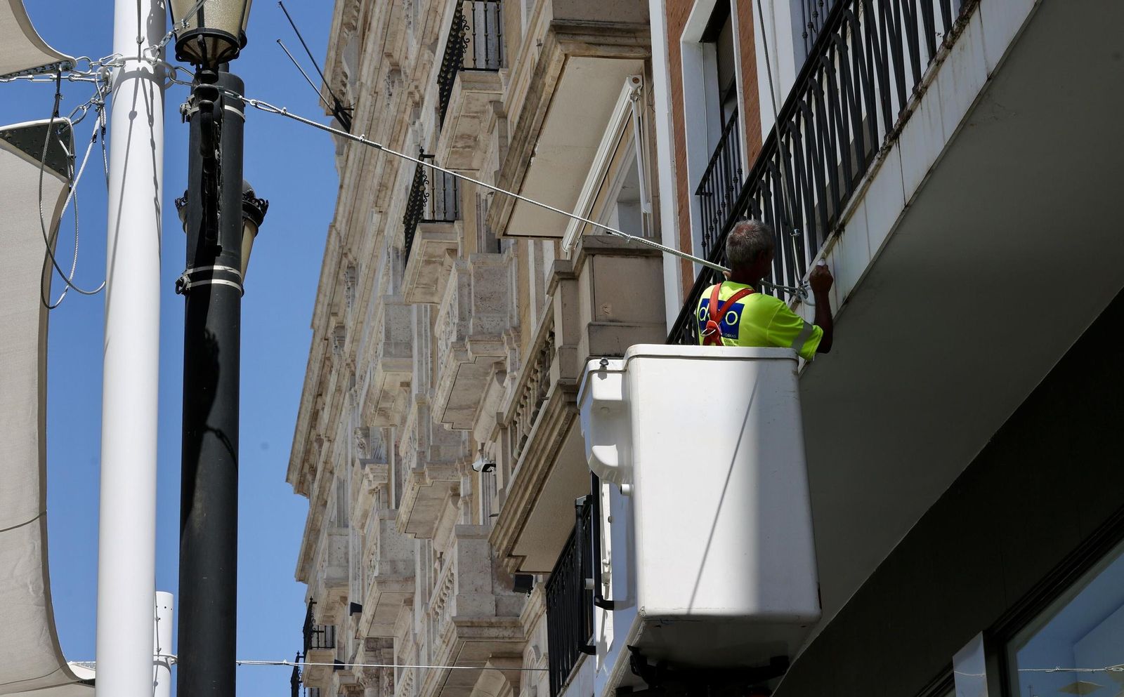 Pintura para bajar el impacto de los toldos de la Avenida