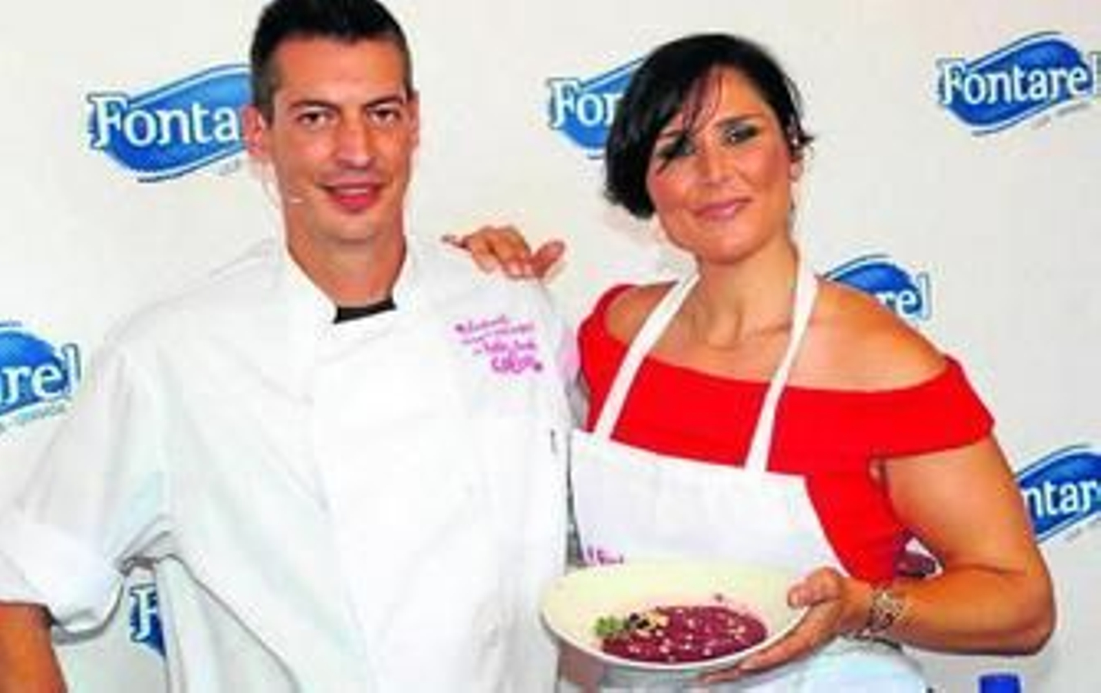El chef Pablo González y Rosa López enseñan el salmorejo de remolacha.