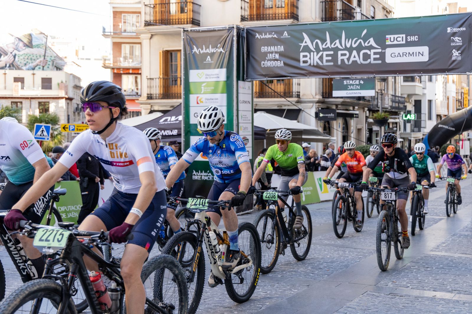 Jaén, protagonista de nuevo en la salida de la tercera etapa de la Andalucía Bike Race
