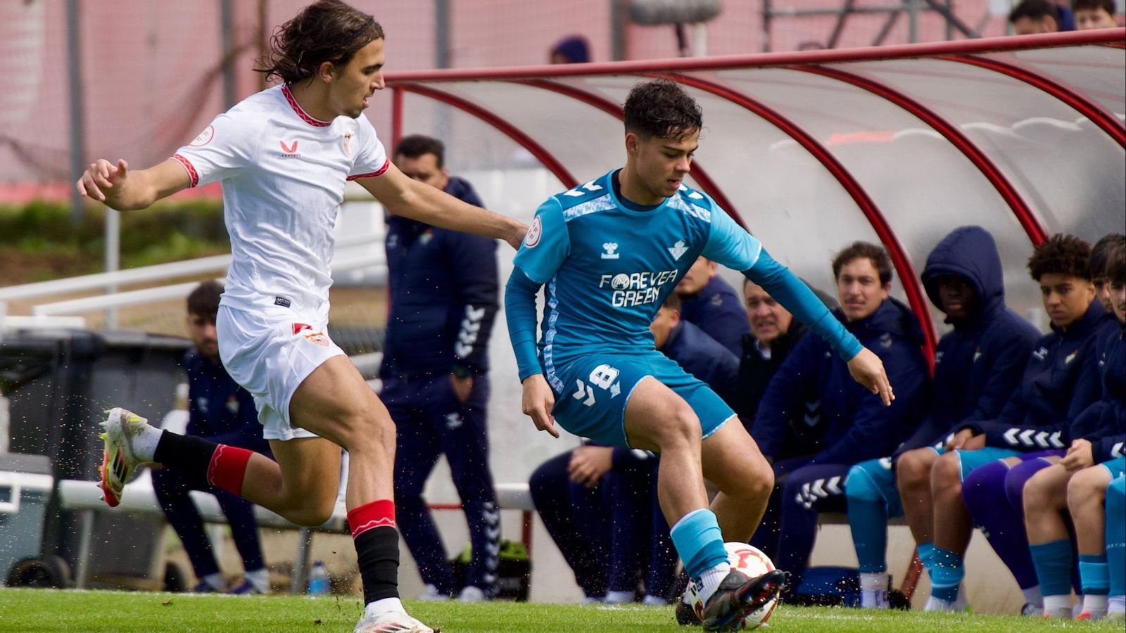Nico Guillén presiona en el centro del campo a Rica.