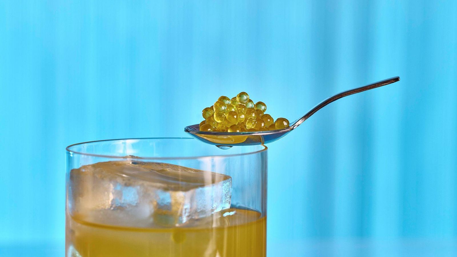 Cóctel de Bombay Sapphier con bayas de cubeba