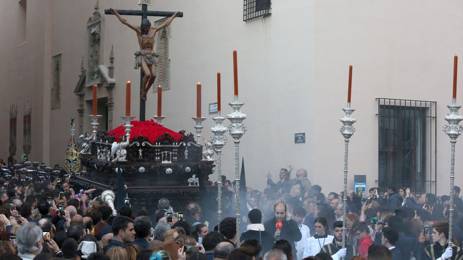 La hermandad de Buena Muerte saliendo de Las Agustinas.