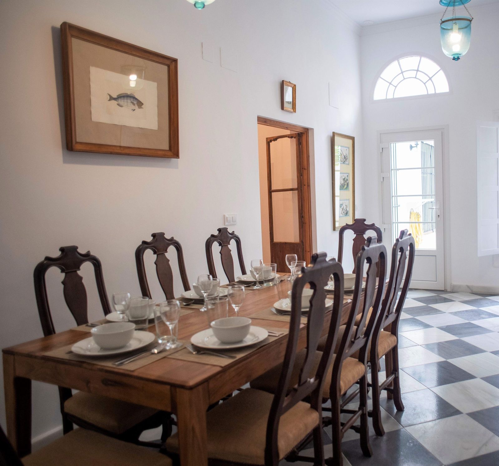 Salón comedor de la casa con una sillería de nogal histórica.