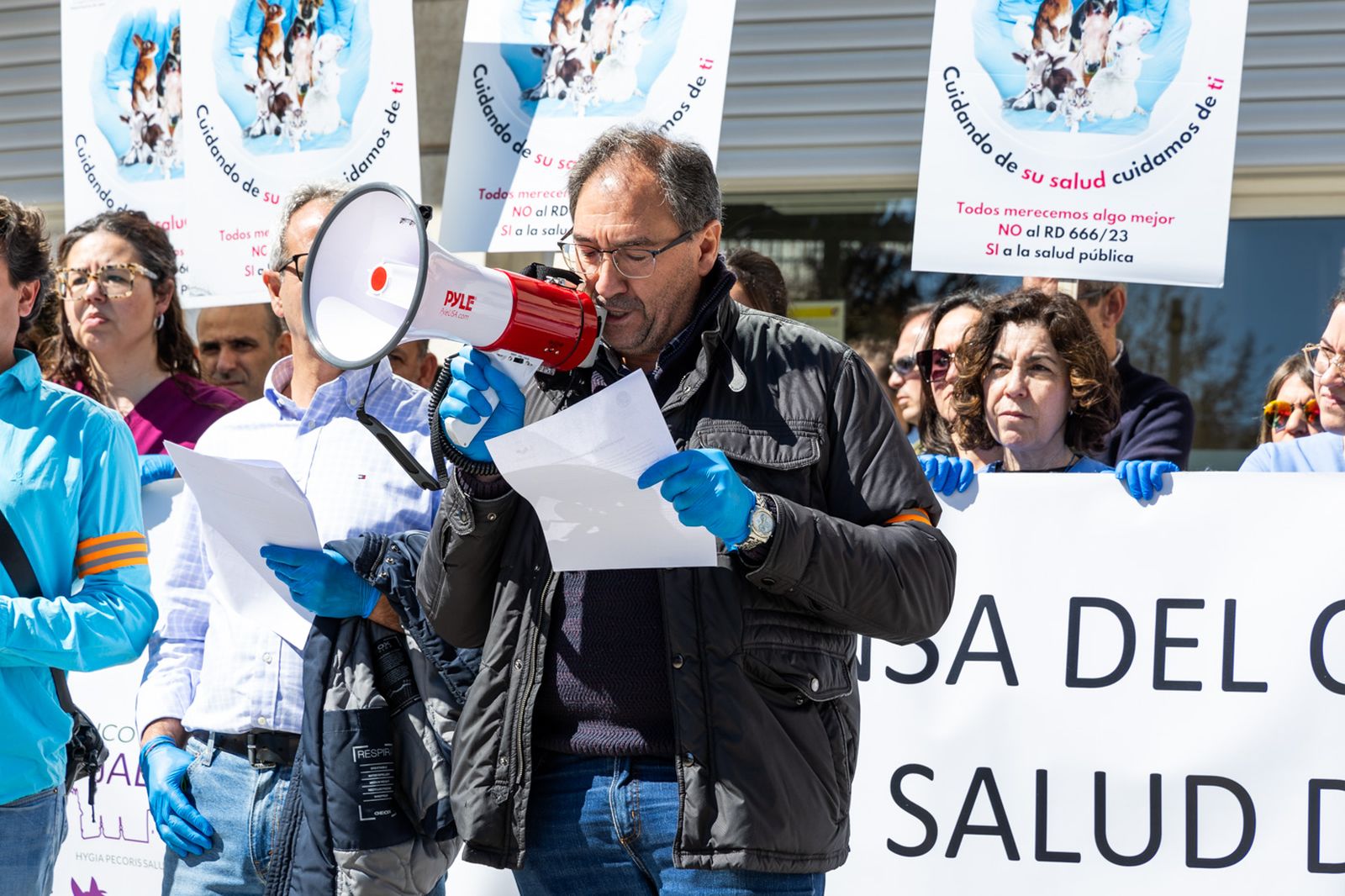 Concentración de veterinarios en protesta contra el real decreto 666/2023