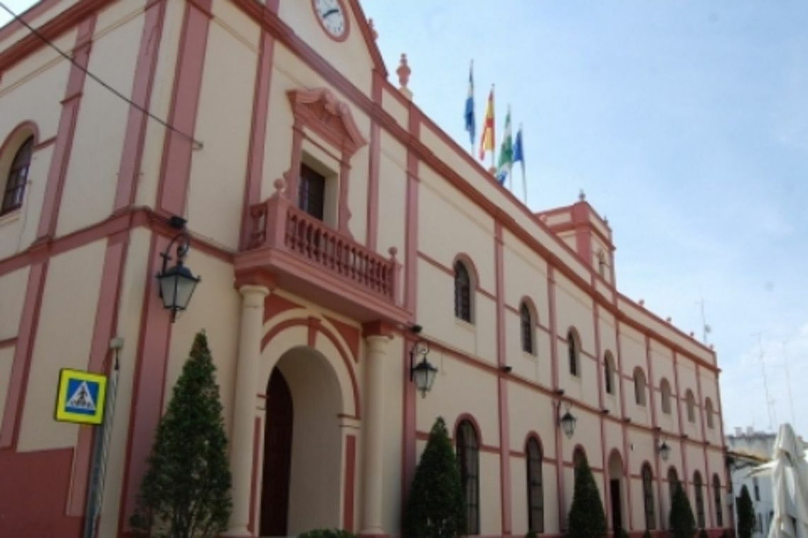 La fachada del Ayuntamiento de Alcalá de Guadaíra.