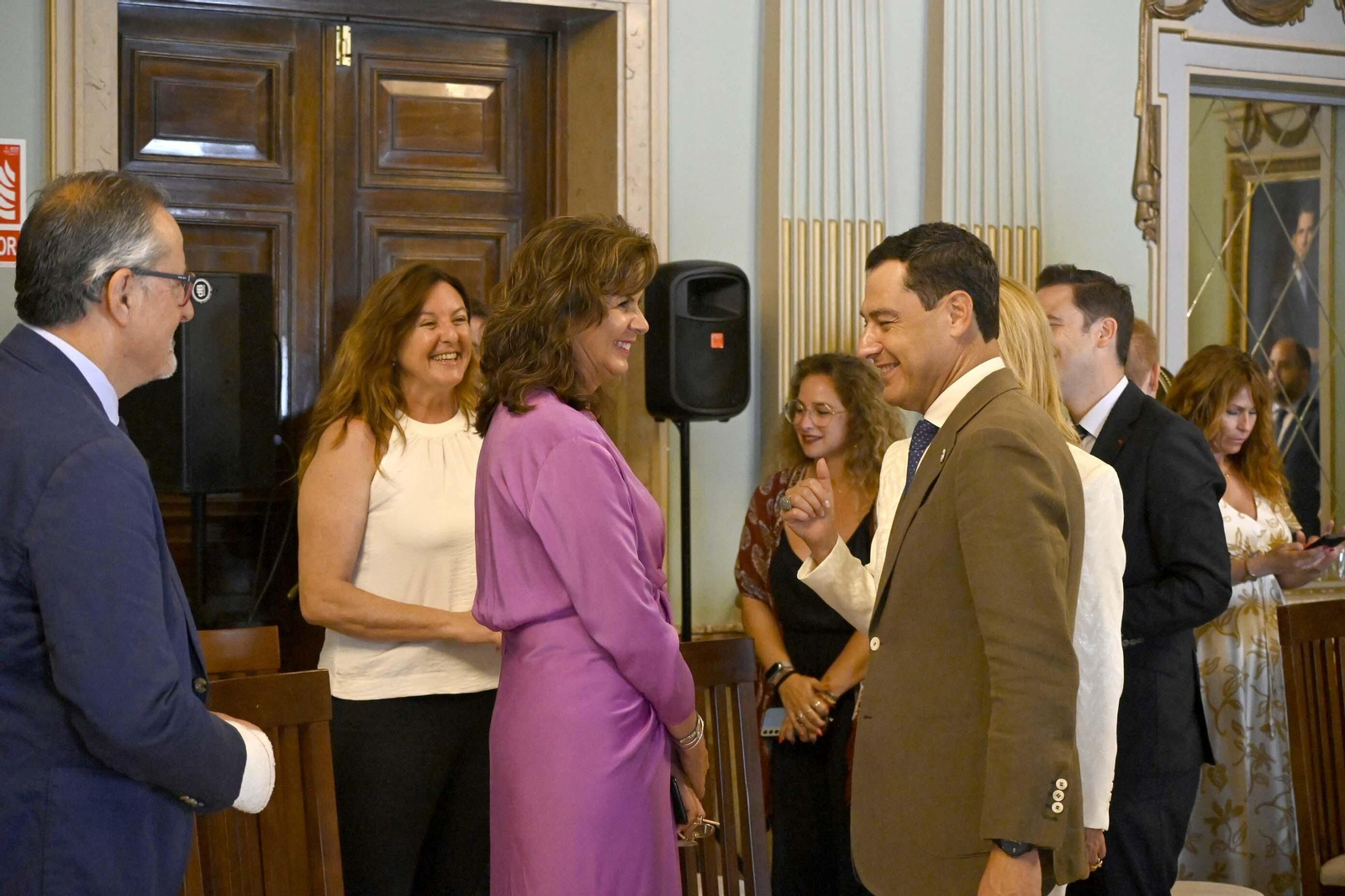Visita de Juanma Moreno al Ayuntamiento de Huelva, en Imágenes