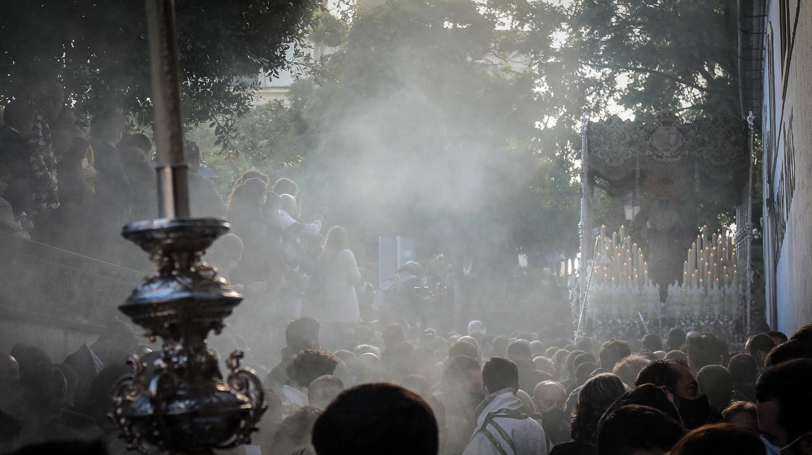 Gran ambiente cofrade en el traslado de la Virgen de la Esperanza a la Catedral