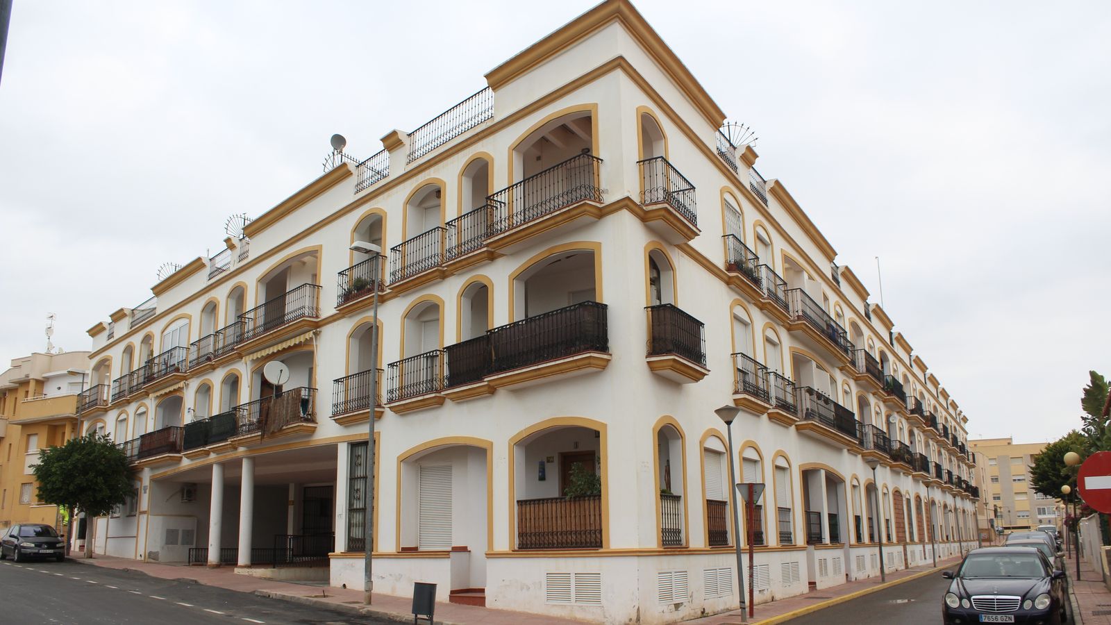 Edificio Pawuy en Vera, donde han tapiado dos de las viviendas para evitar okupaciones.