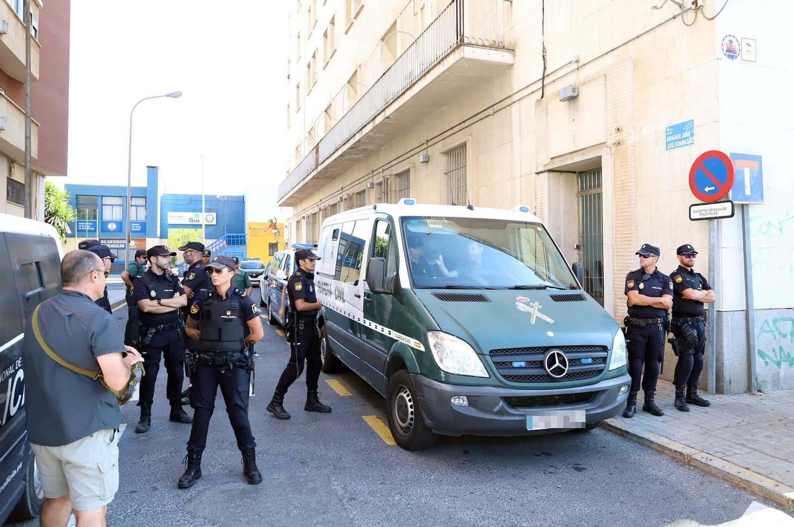 Imágenes de la vista de medidas cautelares por el apuñalamiento al jefe de la Policía Local de Punta Umbría.