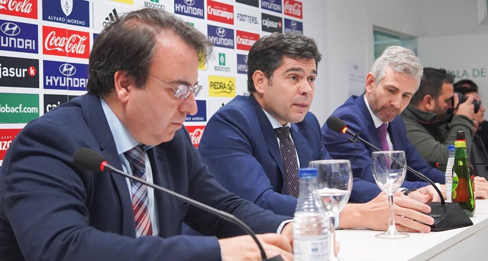Francisco Estepa, en el centro de la imagen, en la sala de prensa de El Arcángel.