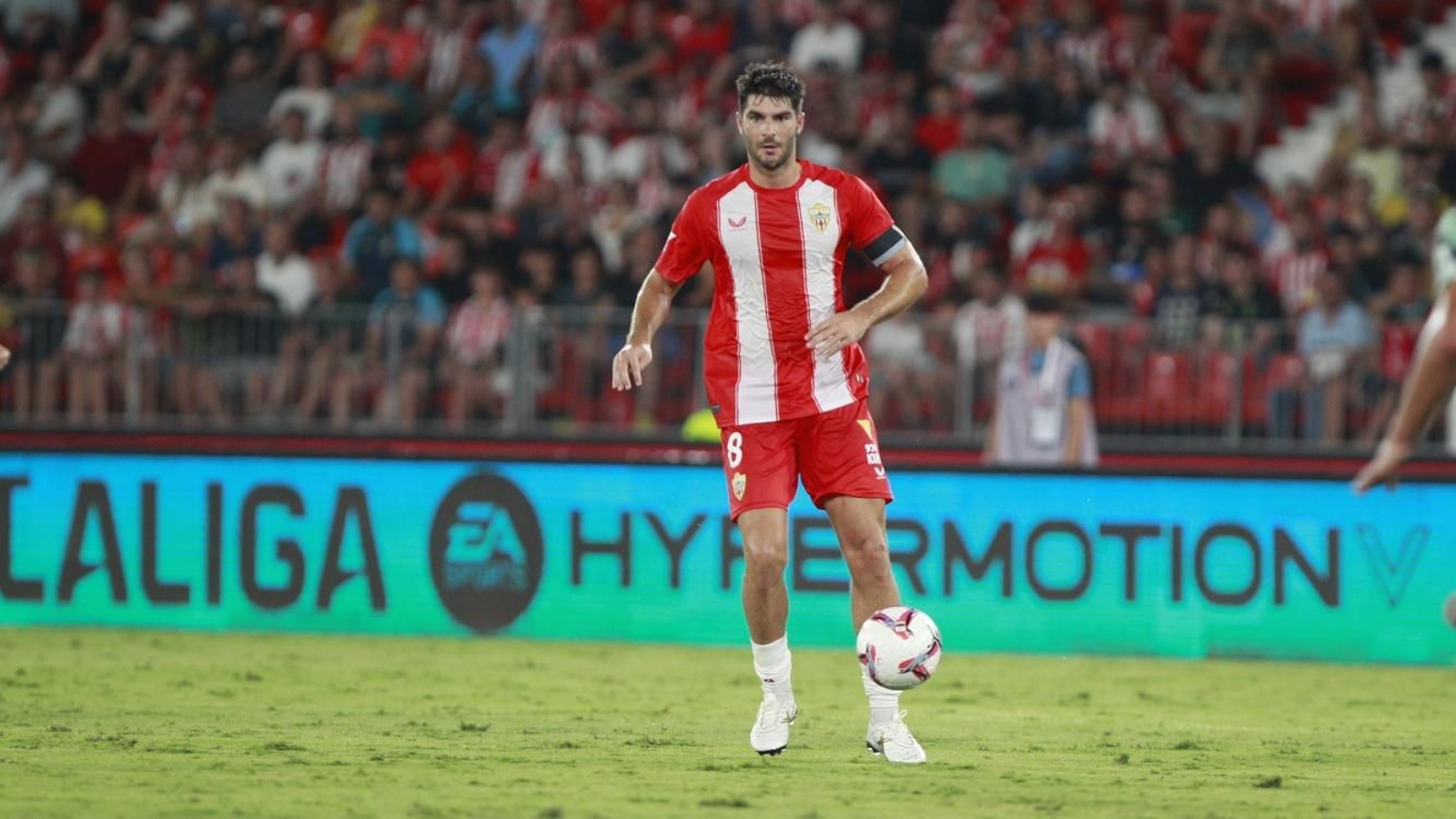 Gonzalo Melero, con el balón controlado en un duelo de este curso.