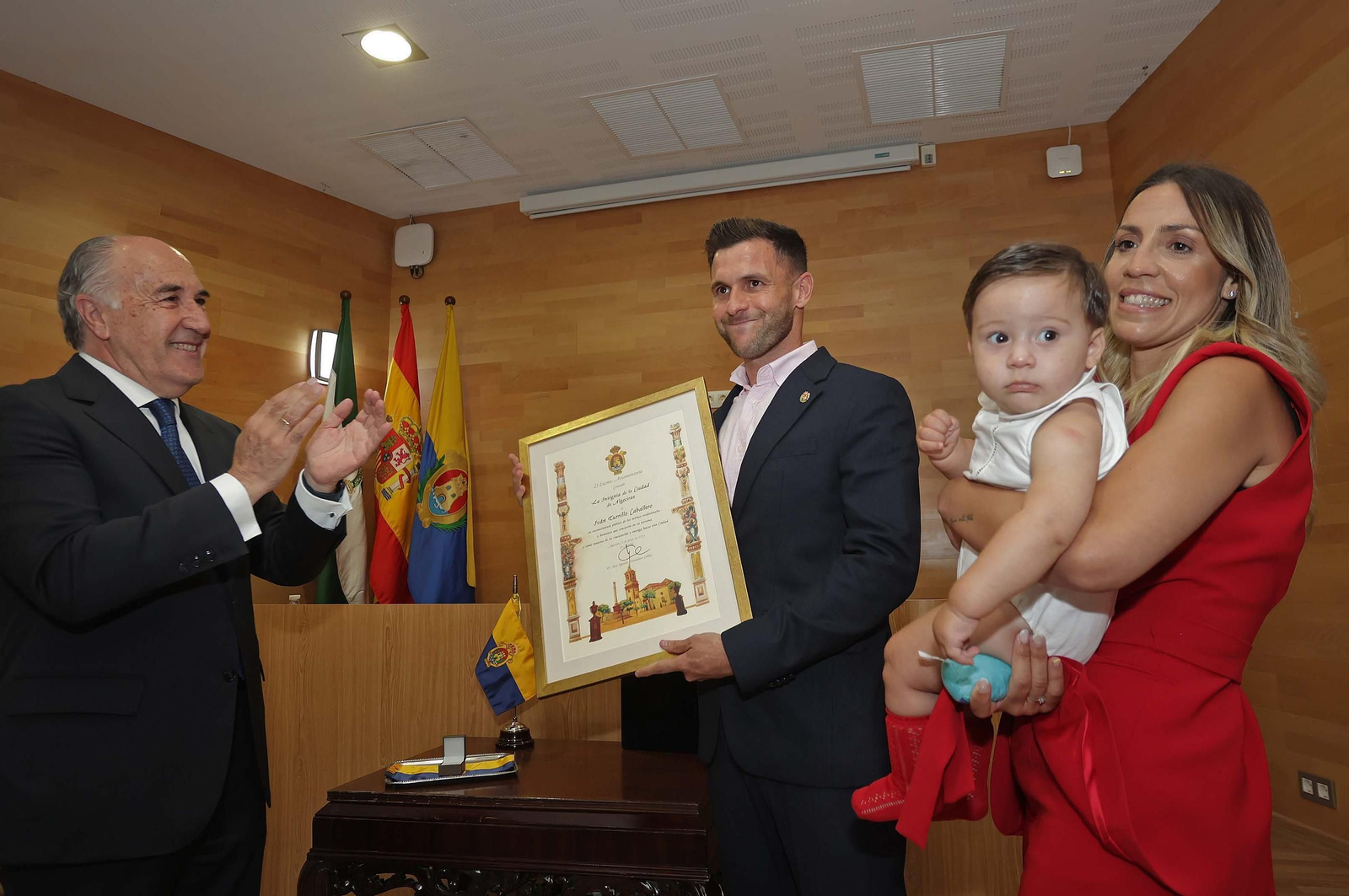 El acto de imposición de la insignia de la ciudad de Algeciras a Iván Turrillo, en imágenes