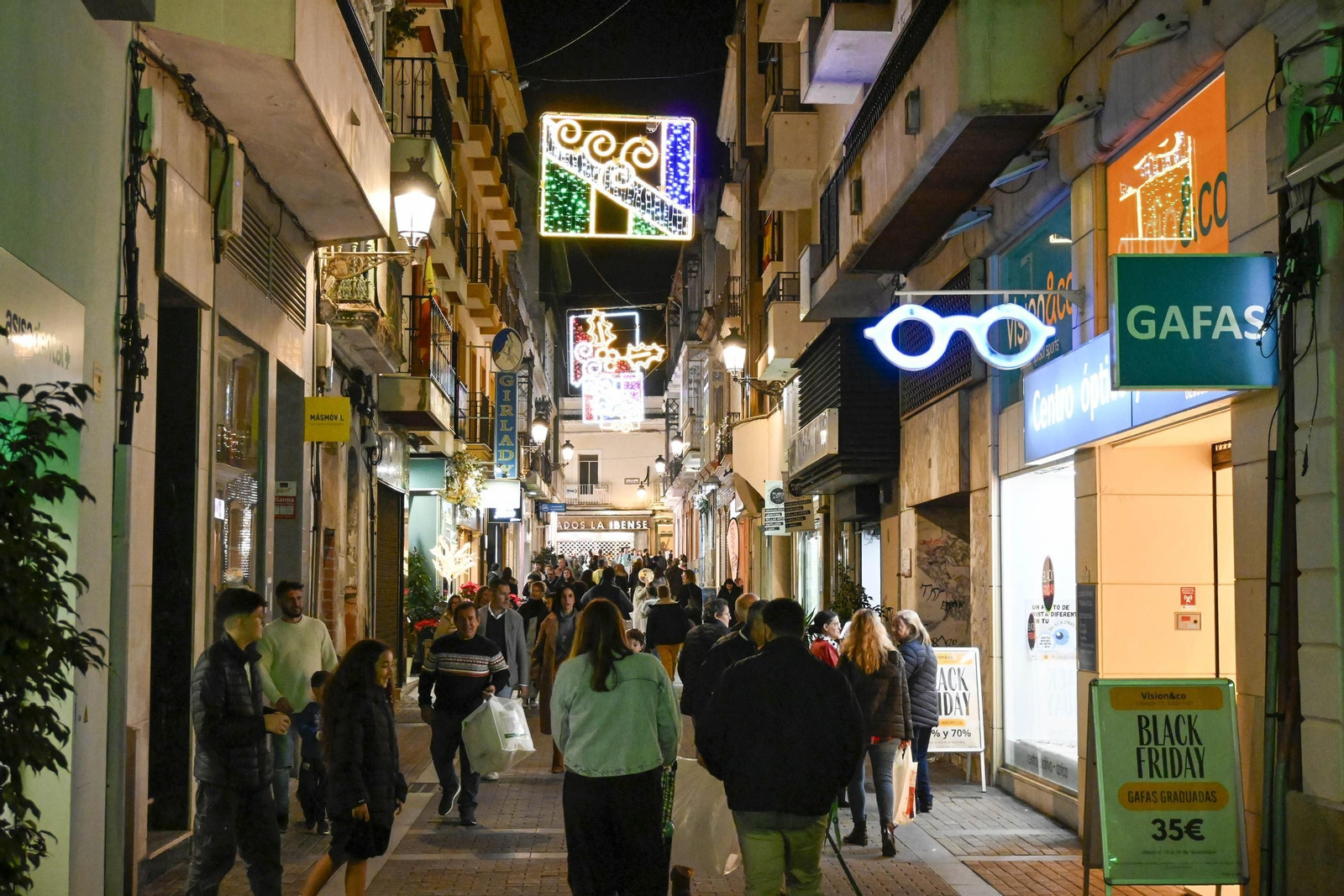 Imágenes de la nevada y alumbrado navideño en Huelva