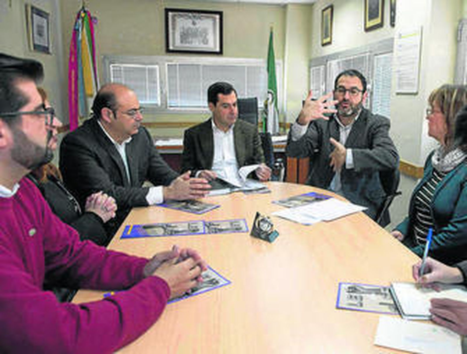 El presidente del PP-A, Juanma Moreno, ayer en la Federación de Sordos.