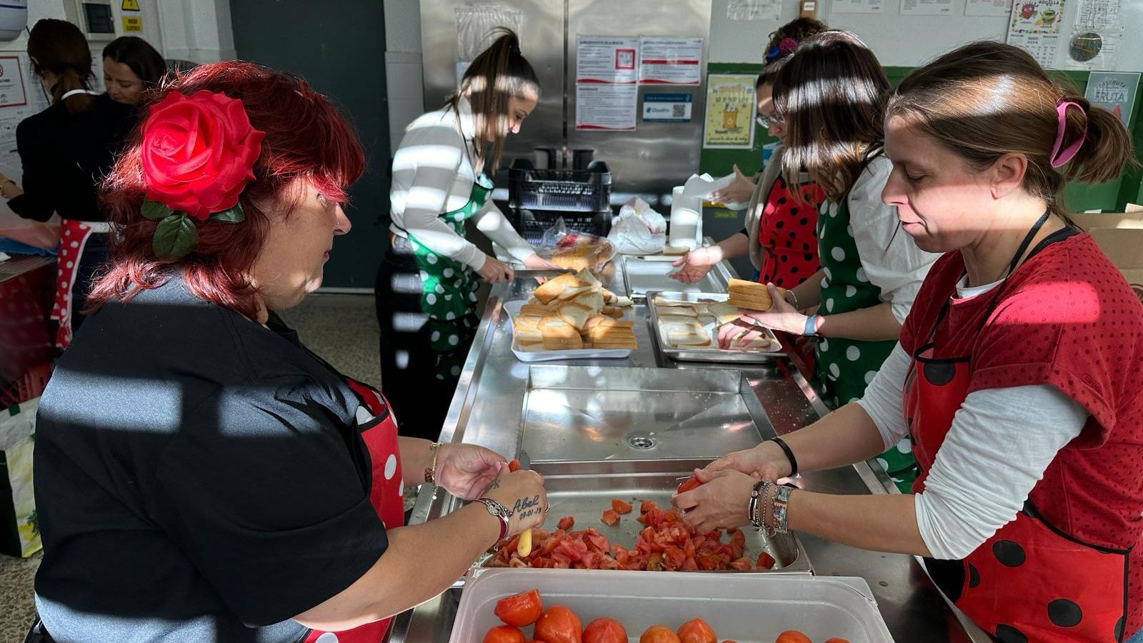 La Asociación de Madres y Padres La Marina del CEIP Rafael Alberti ha sido vital para la organización de este desayuno en colaboración con el profesorado y la dirección del centro educativo