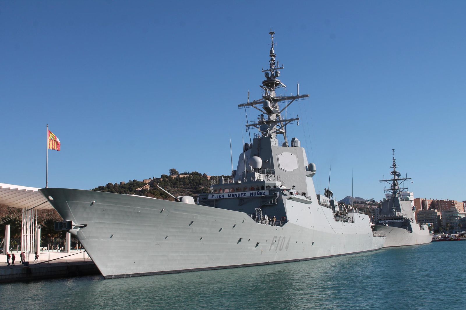 Las fragatas F-100 Méndez Núñez y Cristóbal Colón, en el puerto de Málaga, en una imagen de archivo.