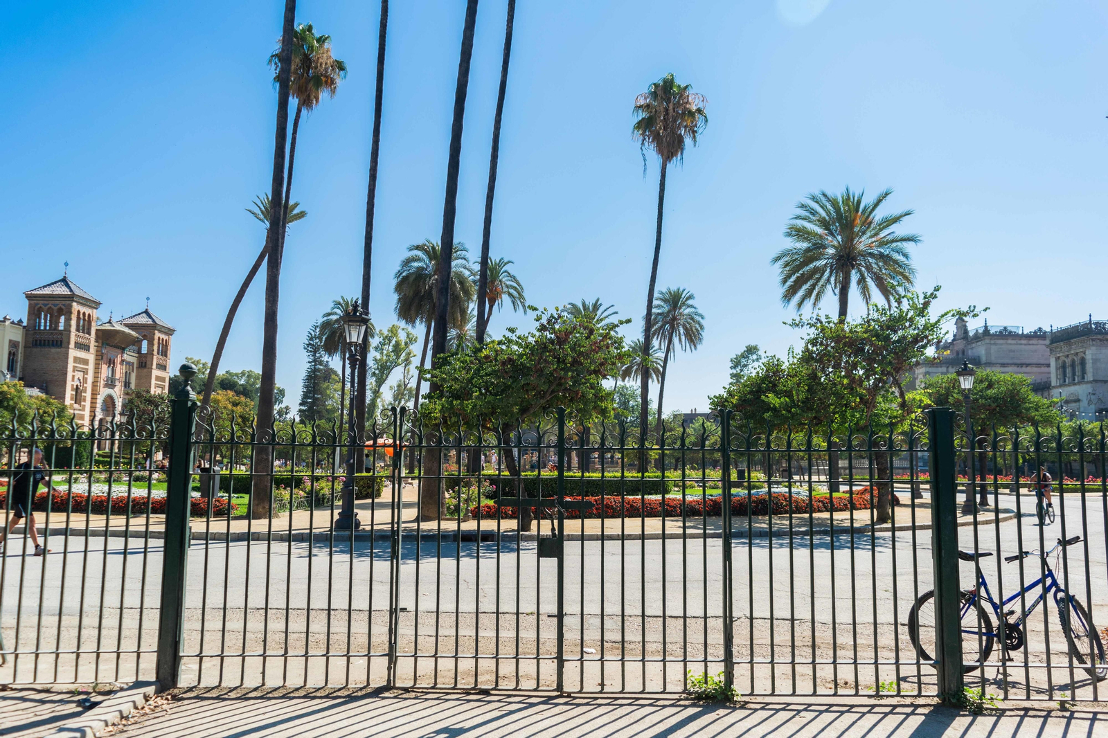 El acceso al Parque de María Luisa desde el Paseo de las Delicias.