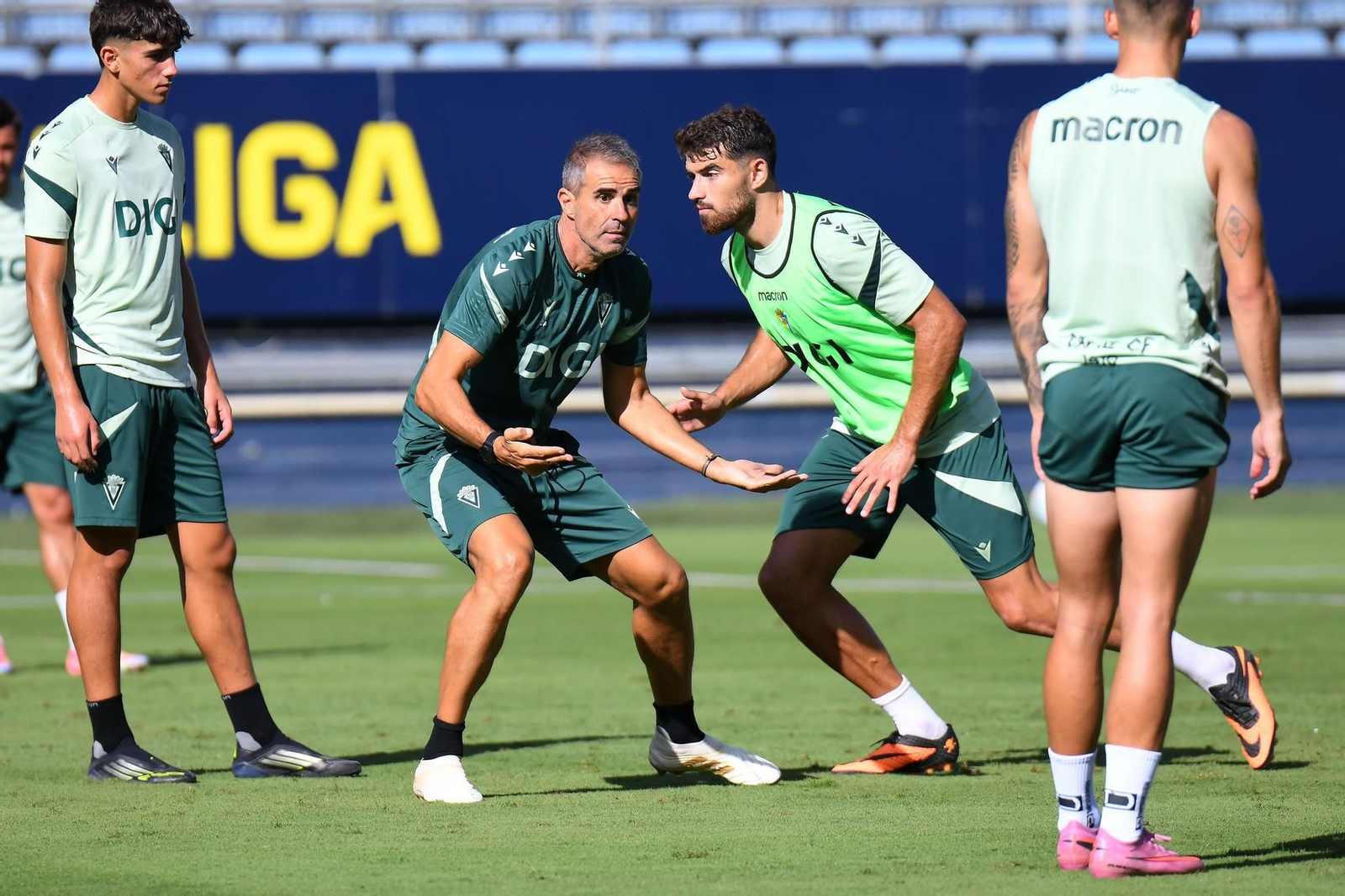 Gesto de Garitano metiendo intensidad a sus pupilos.