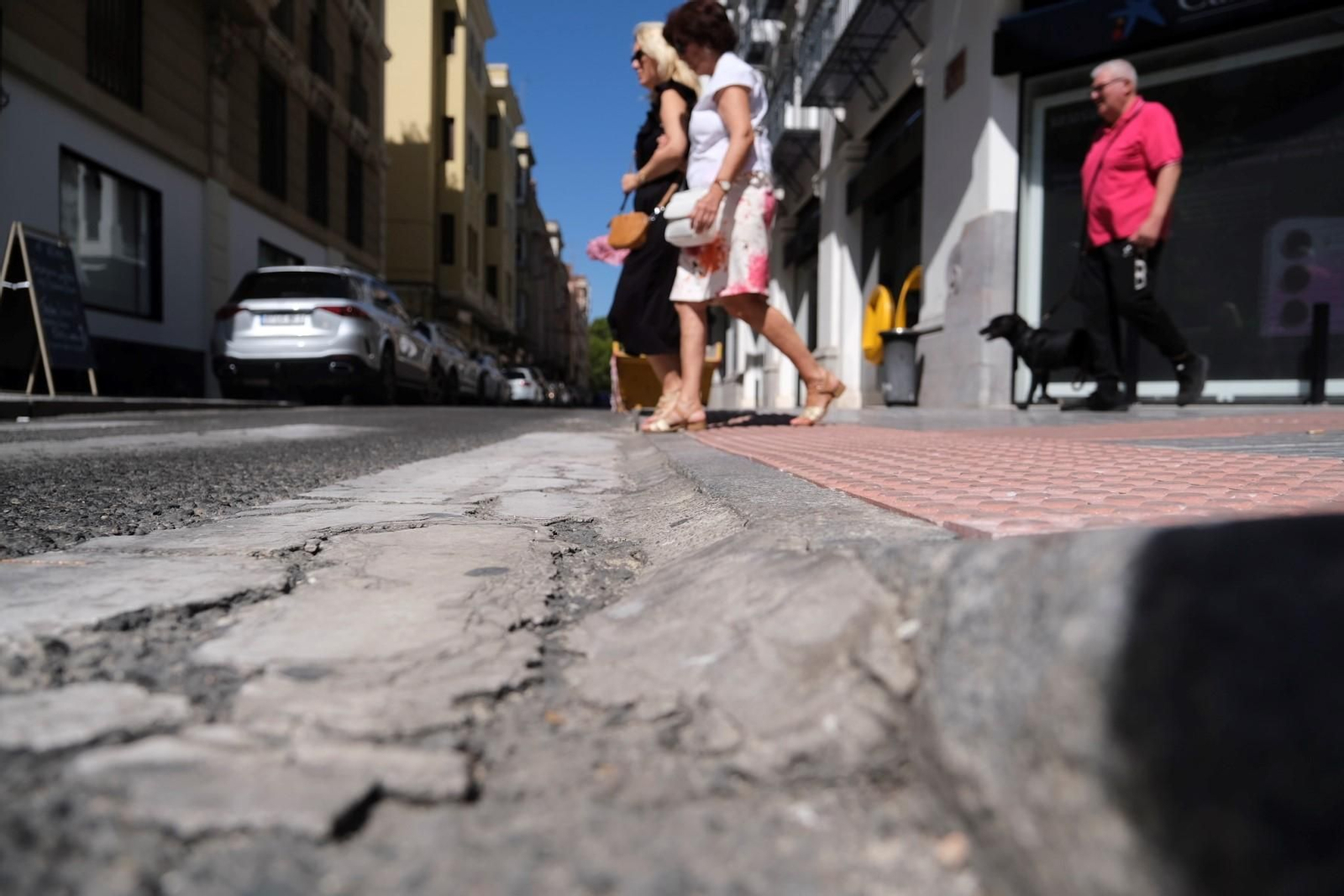 Una calle de Córdoba en mal estado.