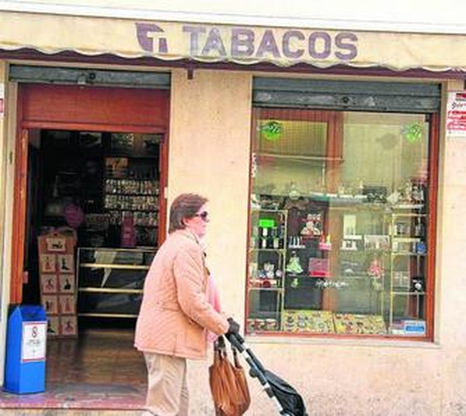 Escaparate de uno de los estancos ubicados en el centro de la ciudad.