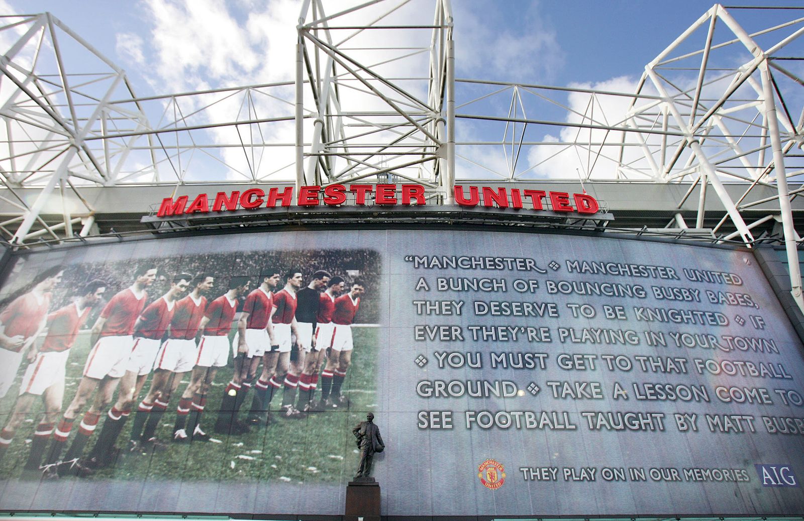 Mural en Old Trafford en recuerdo a las víctimas del accidente del Manchester United, en el año 2008, 50 aniversario de la tragedia.