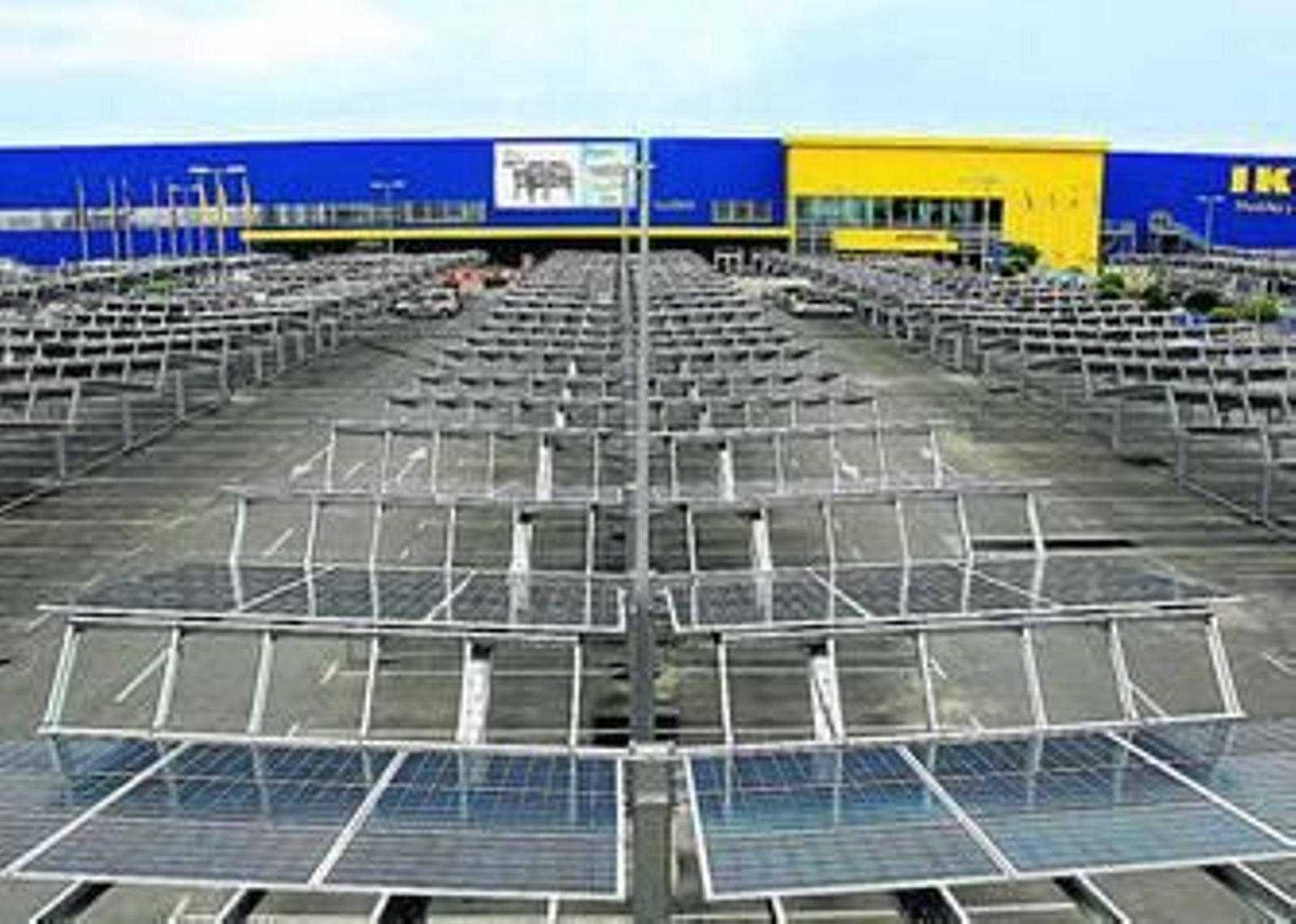 Vista de los paneles solares instalados en el aparcamiento de Ikea.