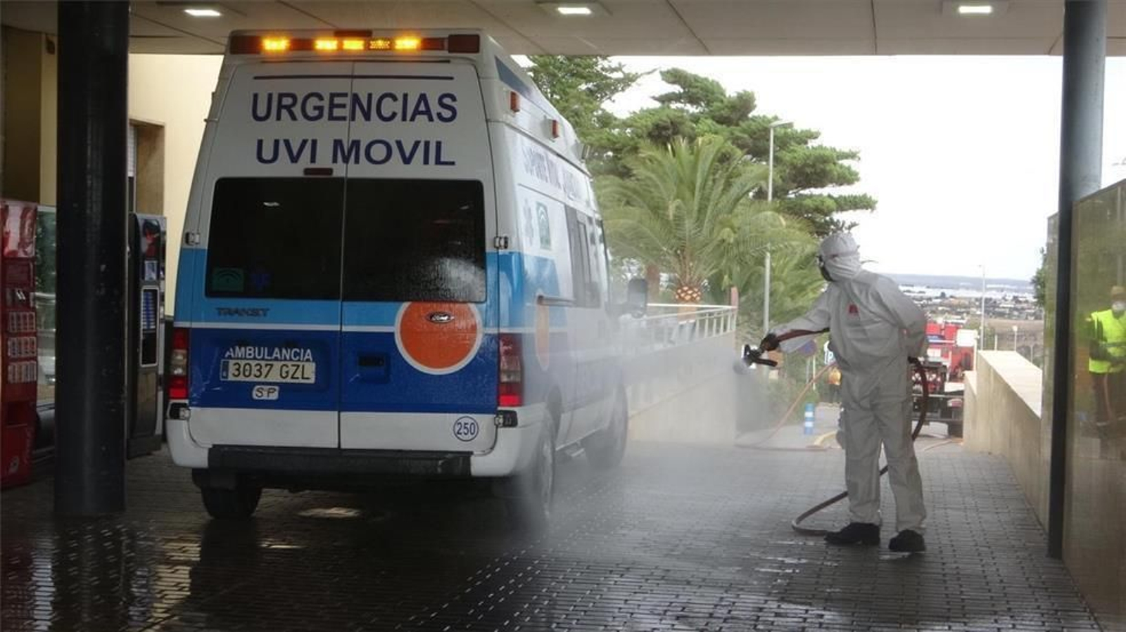 Desinfección de una ambulancia en el servicio de Urgencias de Torrecárdenas.