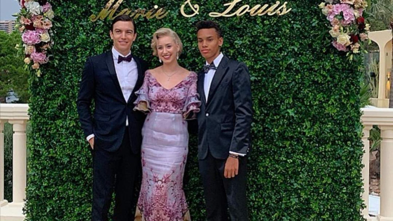 Jazmin, otra hija extramatrimonial de Alberto II de Mónaco, con su novio (izquierda), y su hermano por parte de padre, Alexandre.