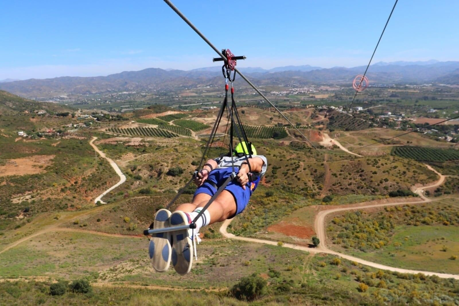 Un viaje en la tirolina de Alhaurín de la Torre, la más larga de Andalucía. Un viaje en la tirolina de Alhaurín de la Torre, la más larga de Andalucía.