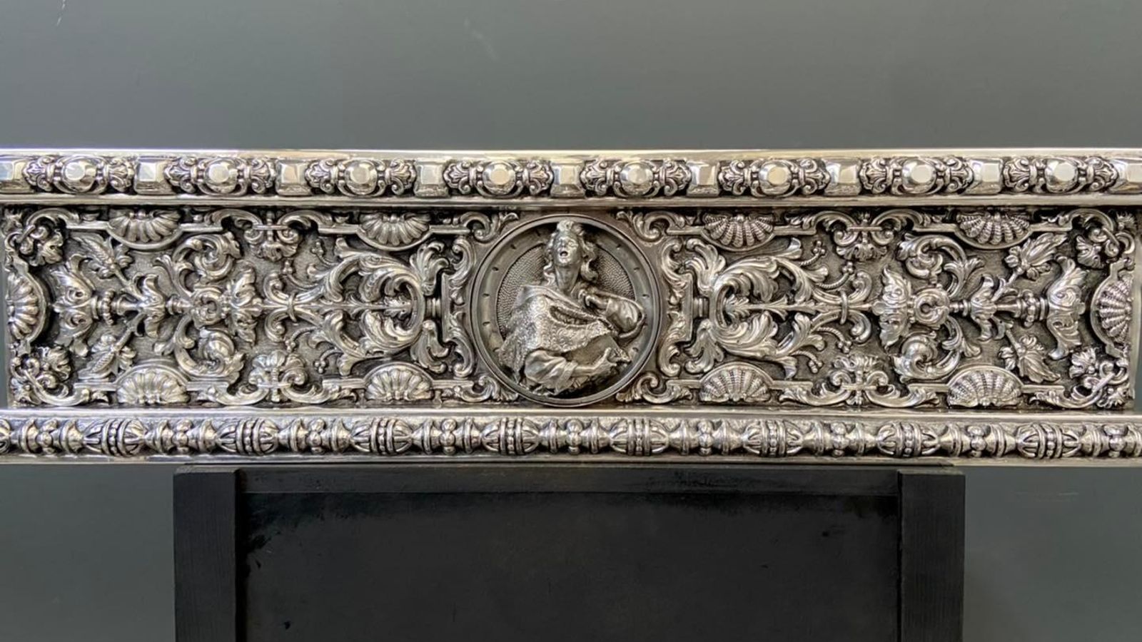 Uno de los tondos con los apóstoles que aparecen en el friso del paso.