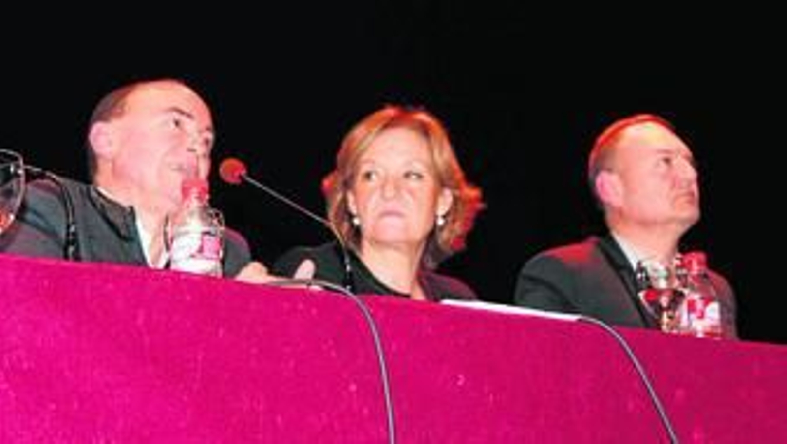 El novelista, a la izquierda, junto a la consejera de Agricultura, Mª Carmen Ortíz, y el alcalde cuevano.