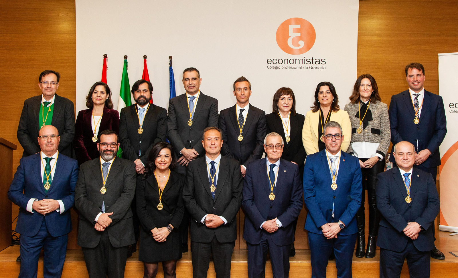 Foto de familia de la nueva Junta de Gobierno del Colegio Profesional de Economistas de Granada.
