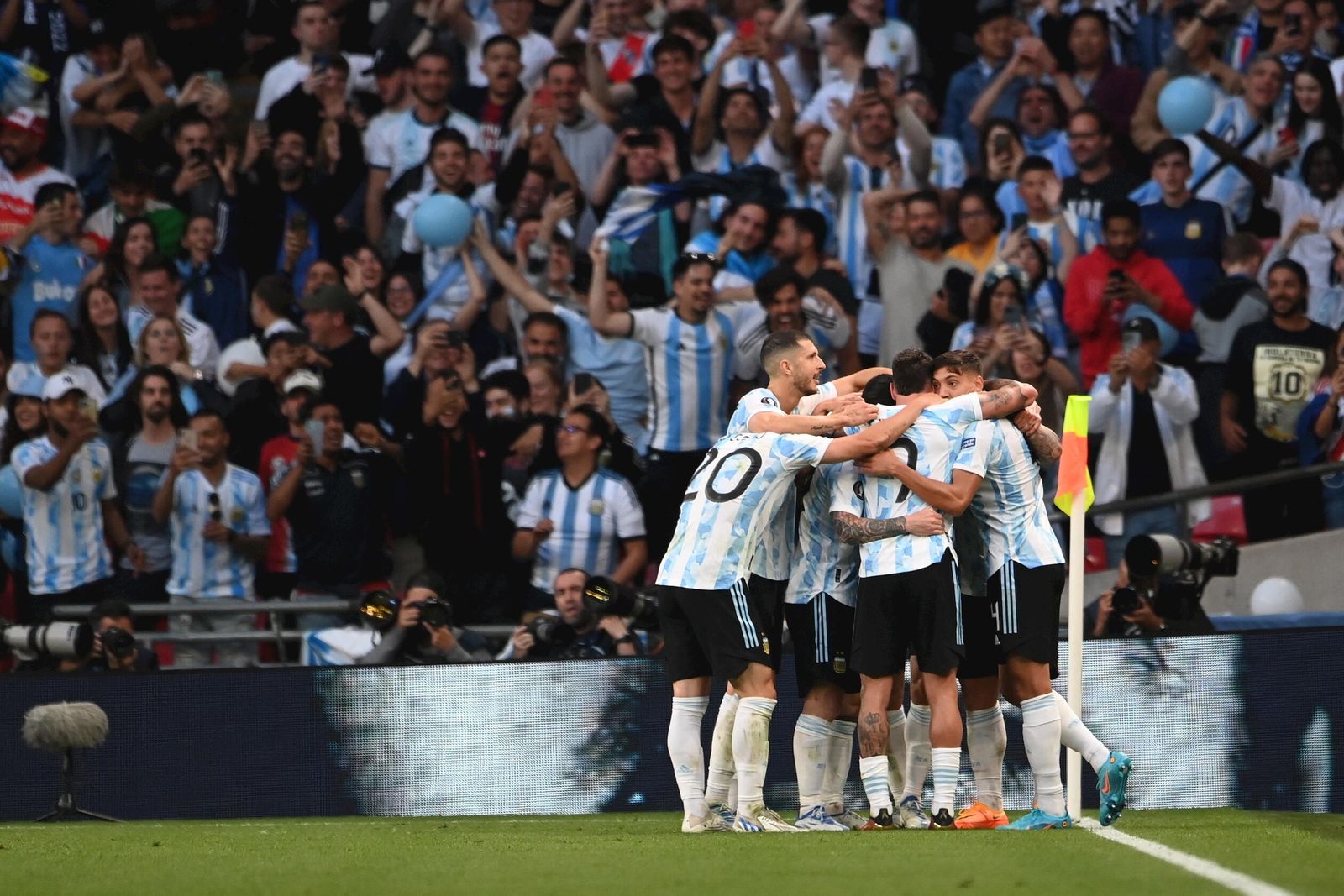 Guido celebra un gol de Argentina ante Italia en Wembley.