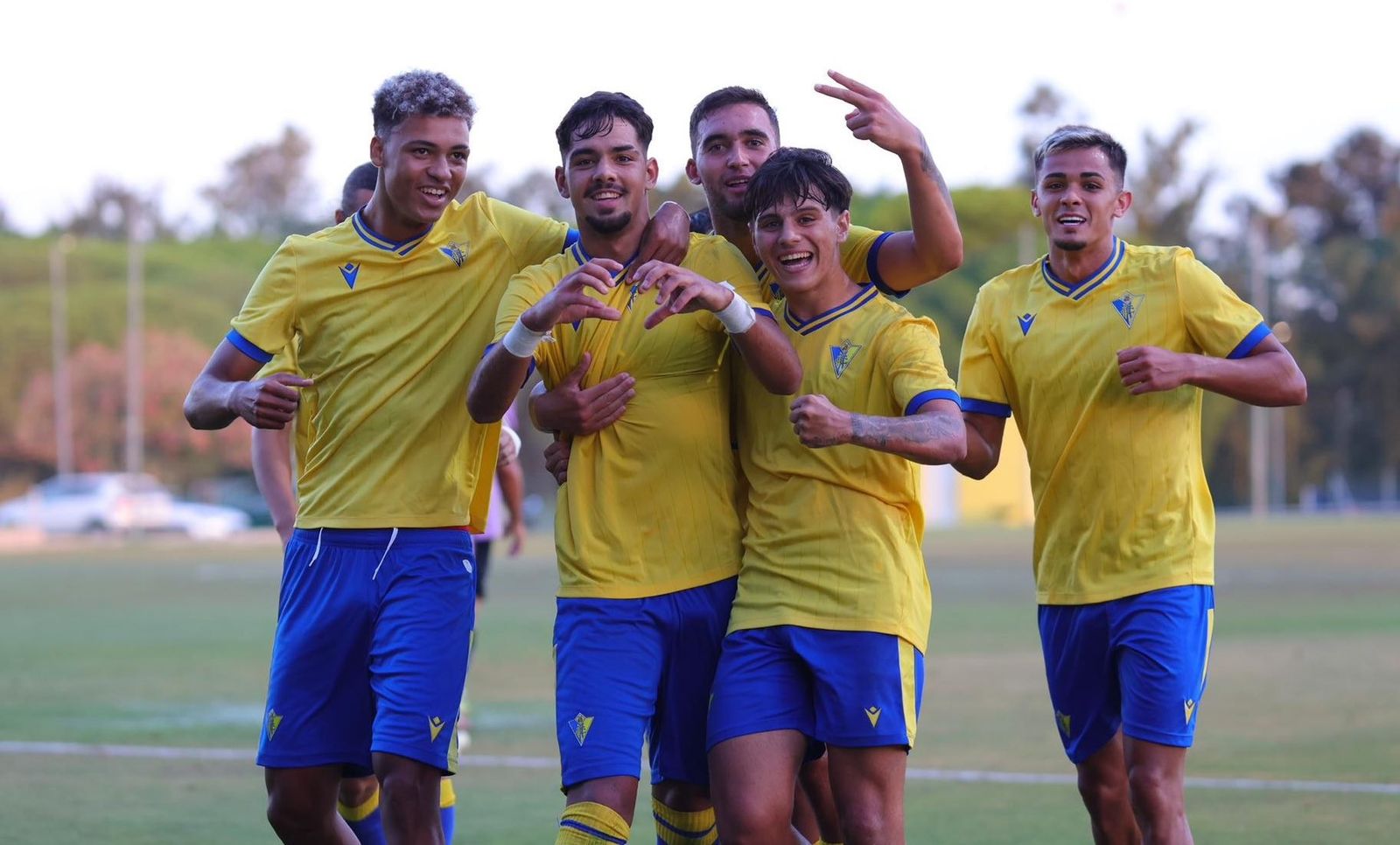 Luis Morales celebra con sus compañeros el tanto del triunfo.
