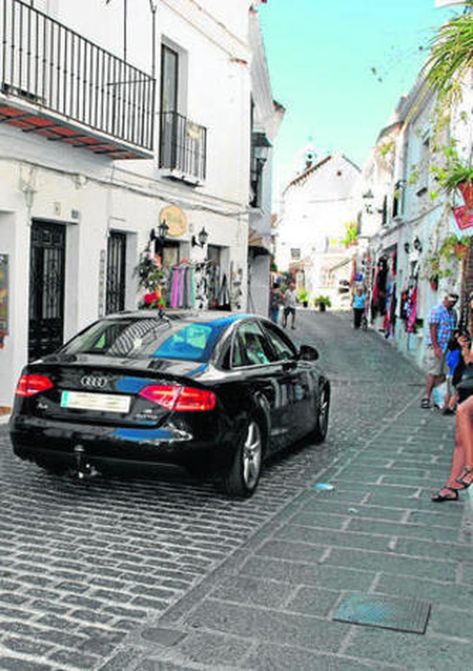 Un vehículo circula por la calle Málaga.