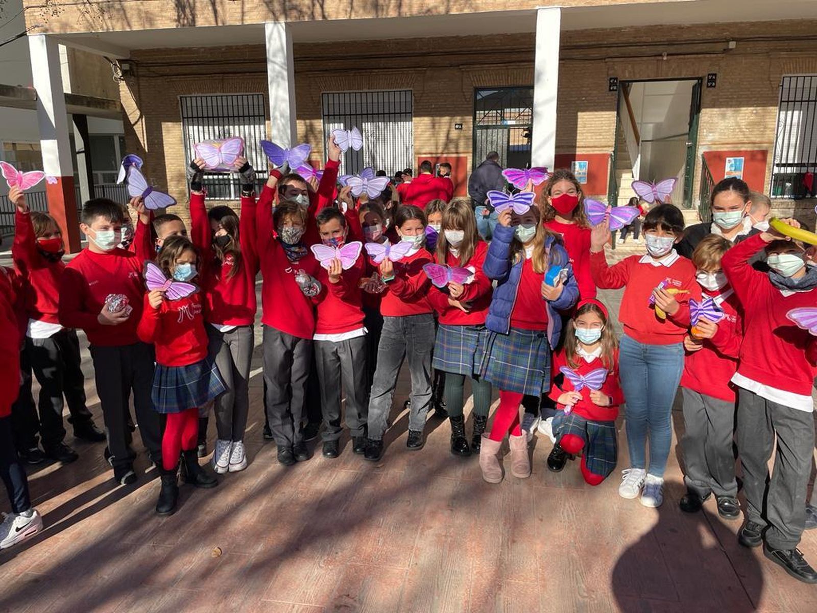 Los alumnos del Ave María San Isidro muestran las mariposas moradas en homenaje a Lorena