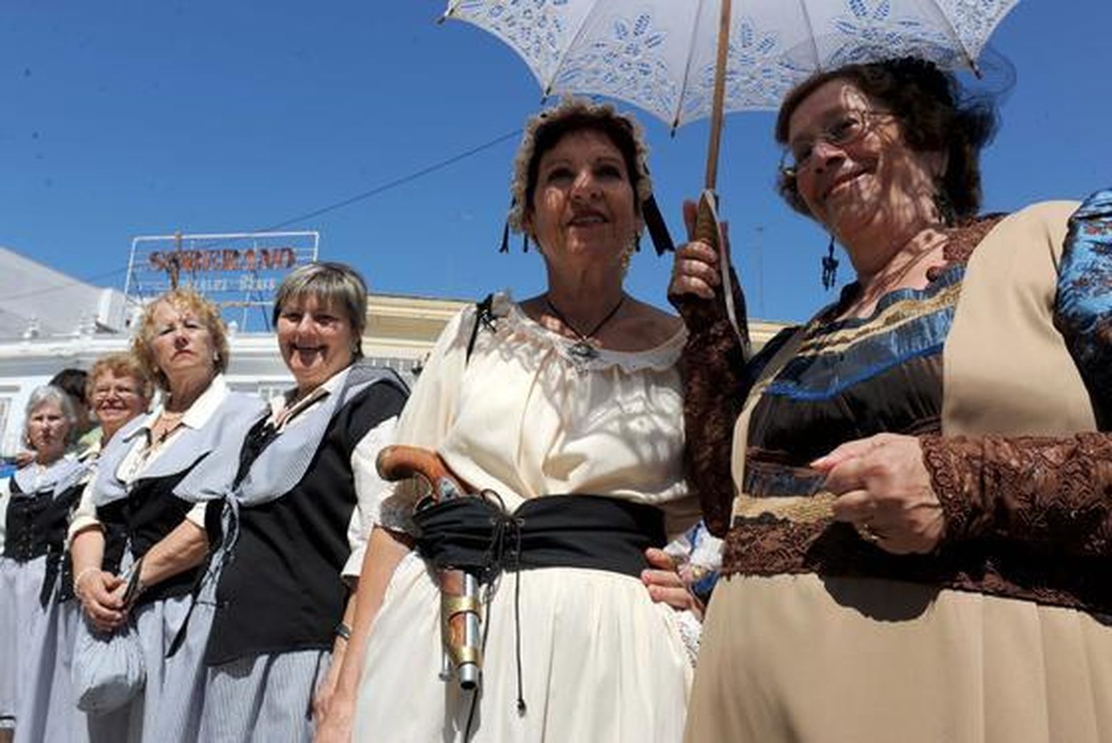 Unas 200 personas participan en el desfile de presentación del pendón de Fernando VII, recuperado para el Diez, ataviados con uniformes históricos.  Foto: Elias Pimentel