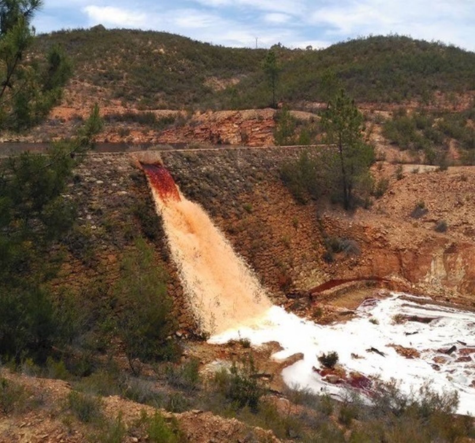 Vertido  de aguas mineras por el  aliviadero de la  corta de La  Zarza .
