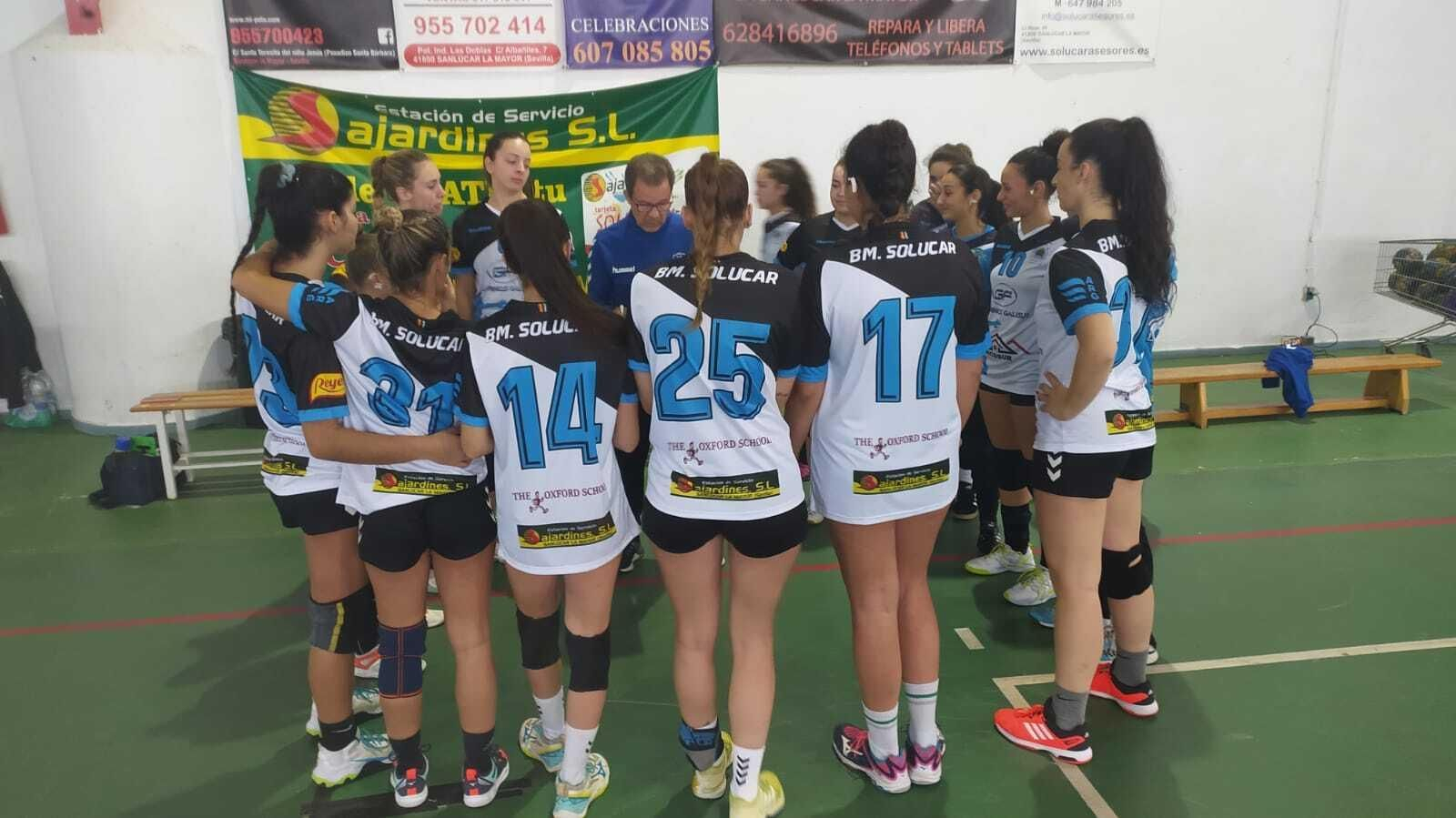 Las jugadoras del BM Solúcar atienden en un tiempo muerto a Pepe Robayo.