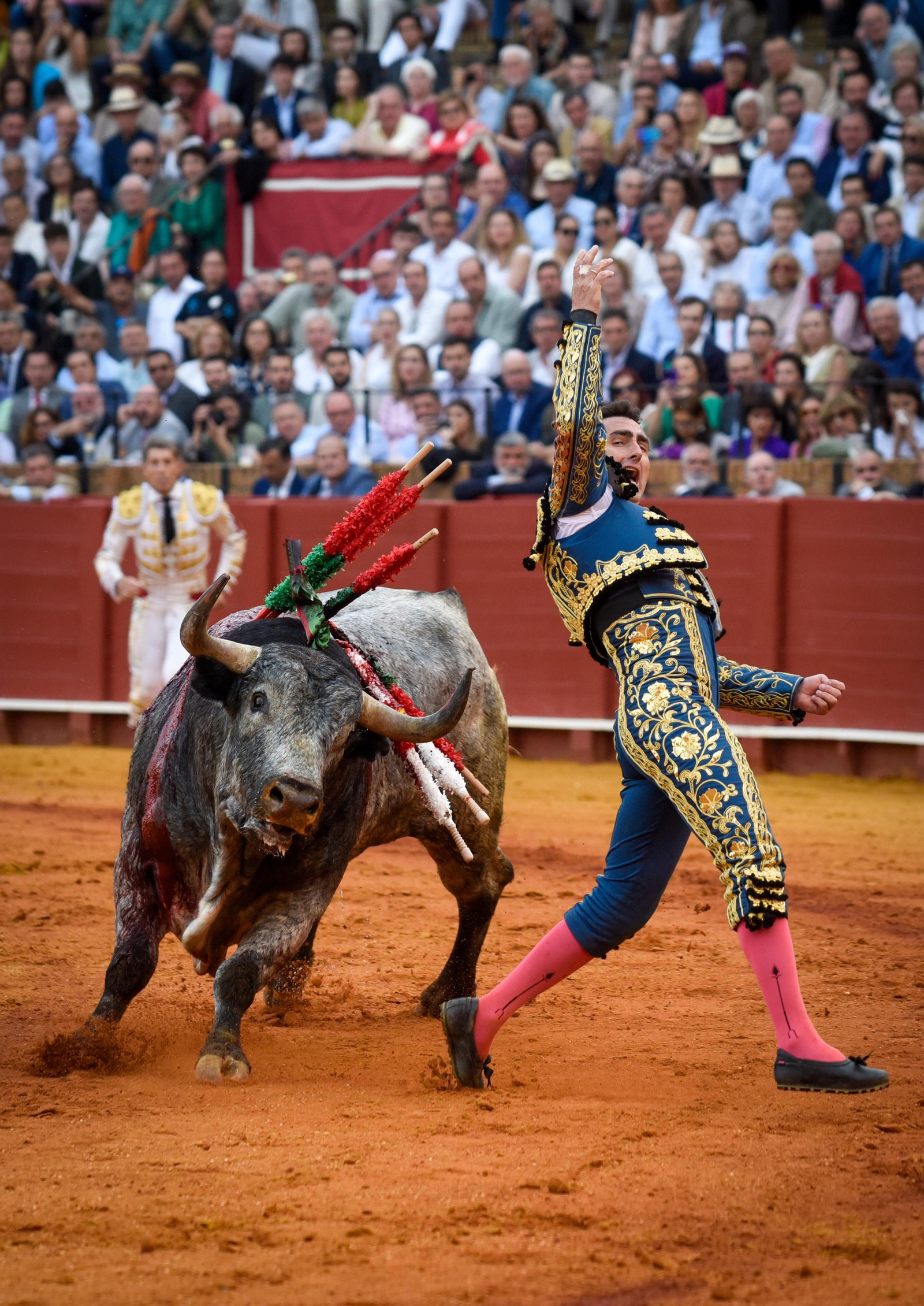 El Fandi celebra uno de sus pares de banderillas al violín. El Fandi celebra uno de sus pares de banderillas al violín.