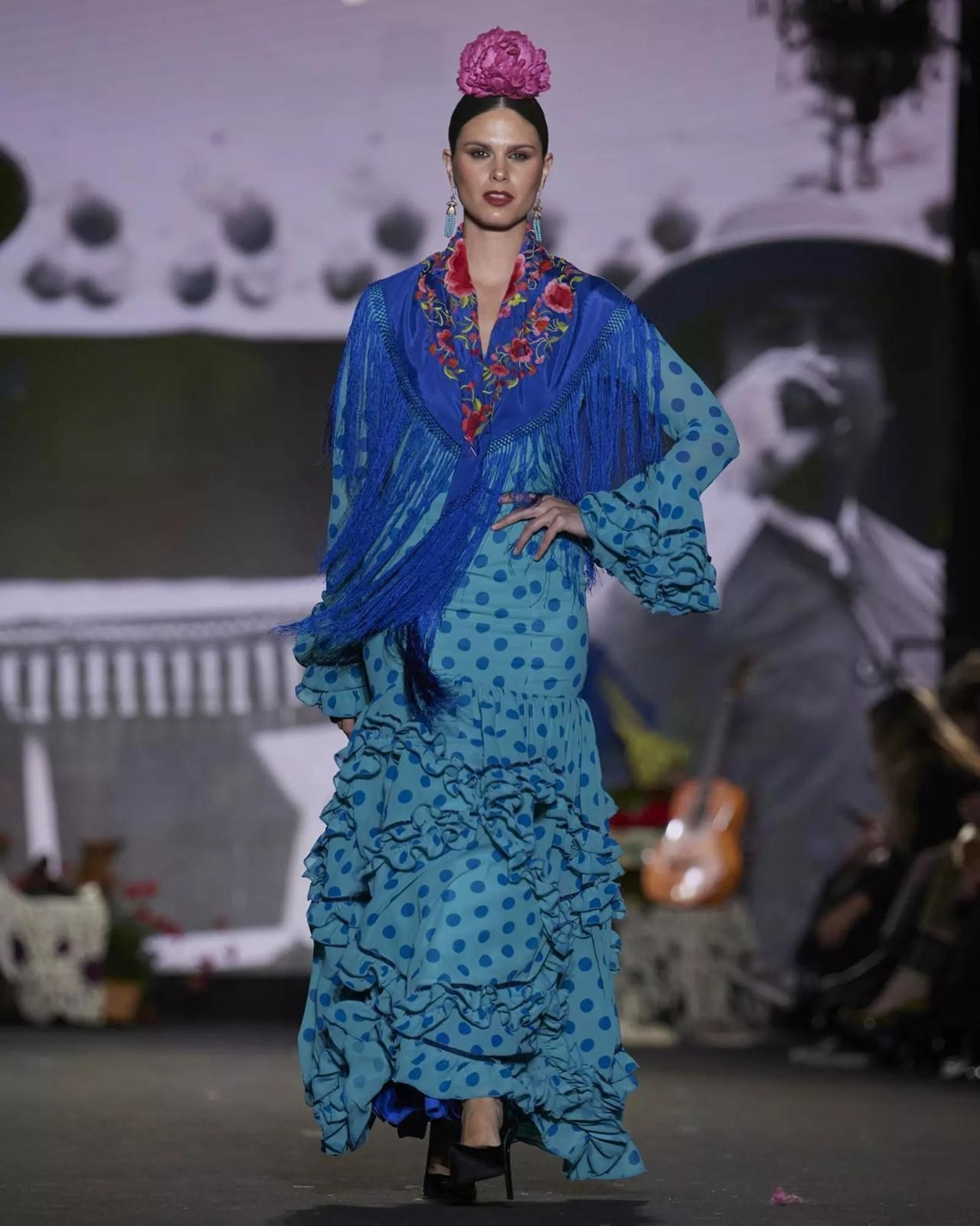 Traje de flamenca con lunares a tono.