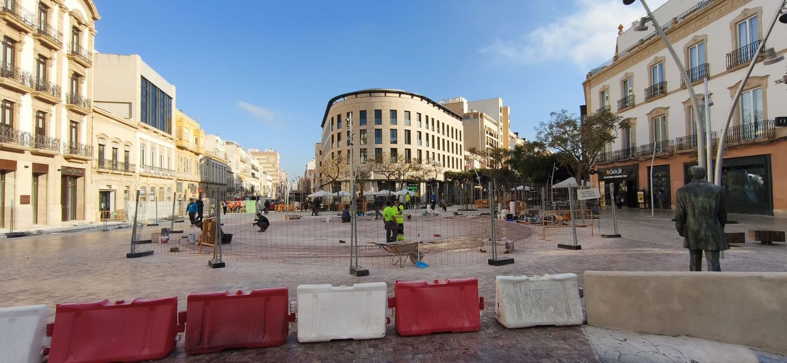 Obras en la fuente de Puerta Purchena.