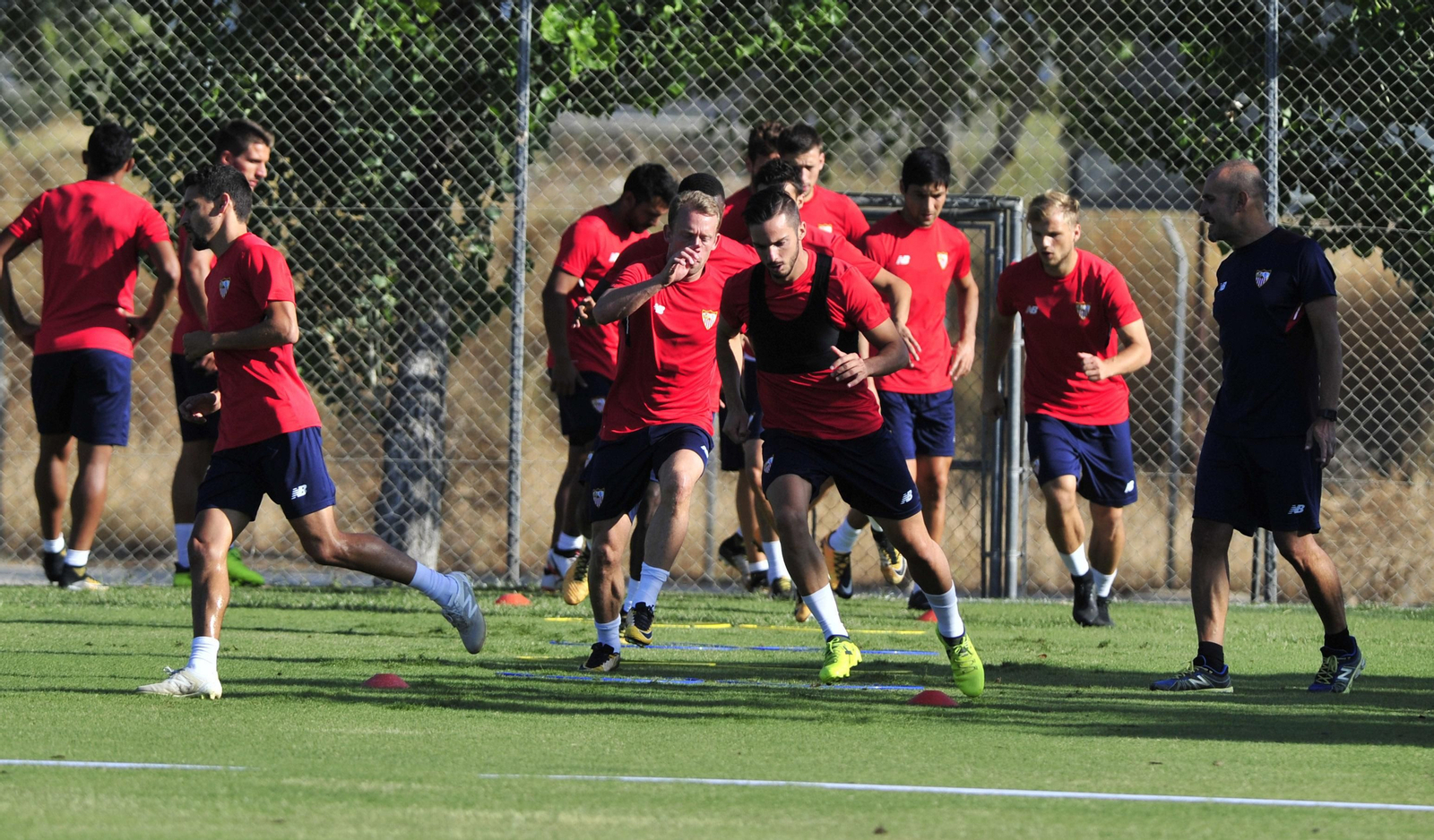 Sarabia corre entre Krohn-Dehli y Jesús Navas en la sesión de ayer.